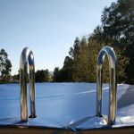 ¿Cómo puedo proteger la piscina semienterrada durante el invierno?