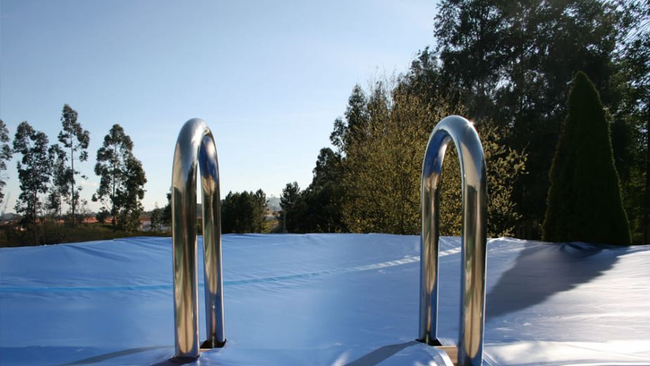 Piscina Naturalis de hormigón con acabado de aspecto madera y cubierta
