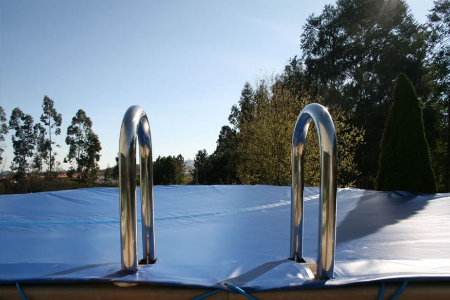 Piscina Naturalis de hormigón con acabado de aspecto madera y cubierta