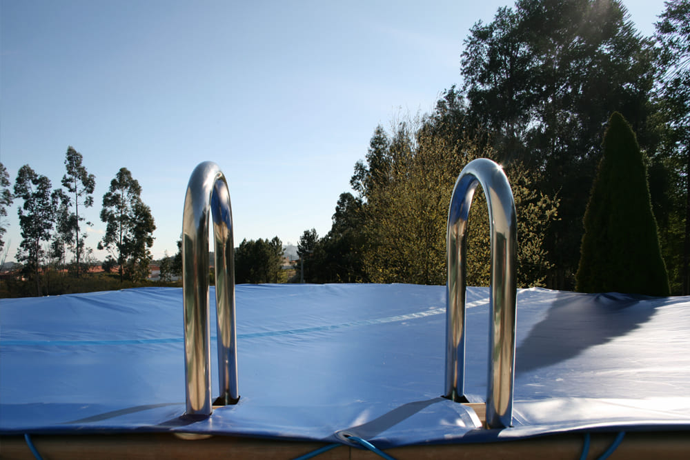 Piscina Naturalis de hormigón con acabado de aspecto madera y cubierta